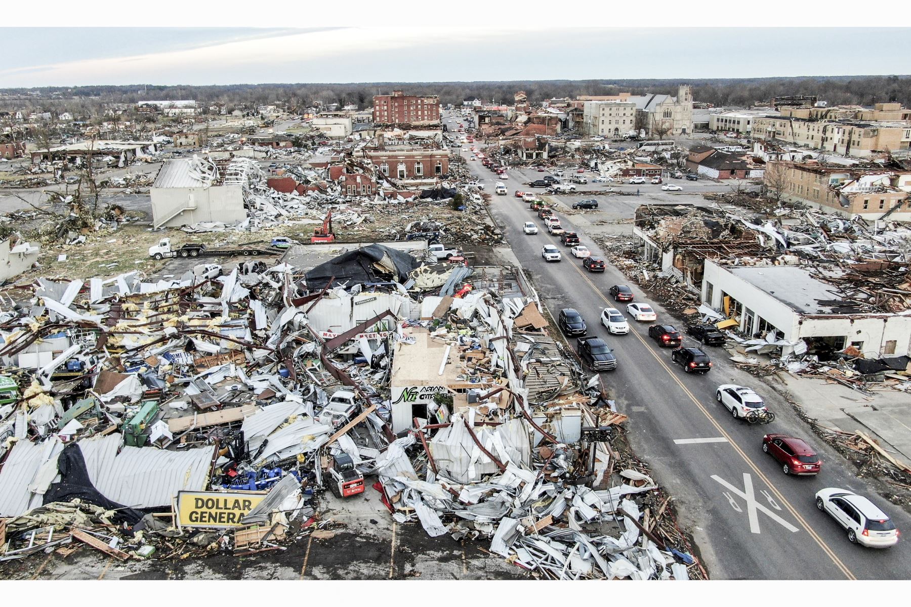Una foto aérea realizada con un dron muestra la destrucción que ocasionó el paso de tornados en  la ciudad de Mayfield, Kentucky, en los Estados Unidos. Foto: EFE