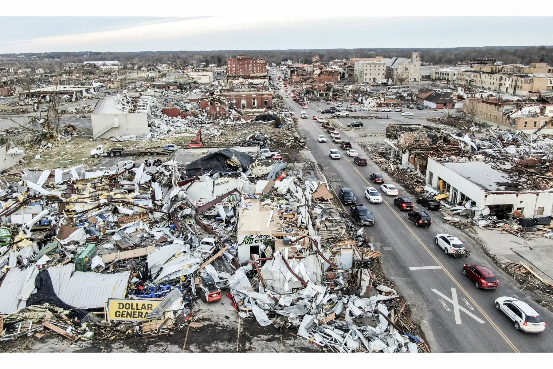 Una foto aérea realizada con un dron muestra la destrucción que ocasionó el paso de tornados en  la ciudad de Mayfield, Kentucky, en los Estados Unidos. Foto: EFE