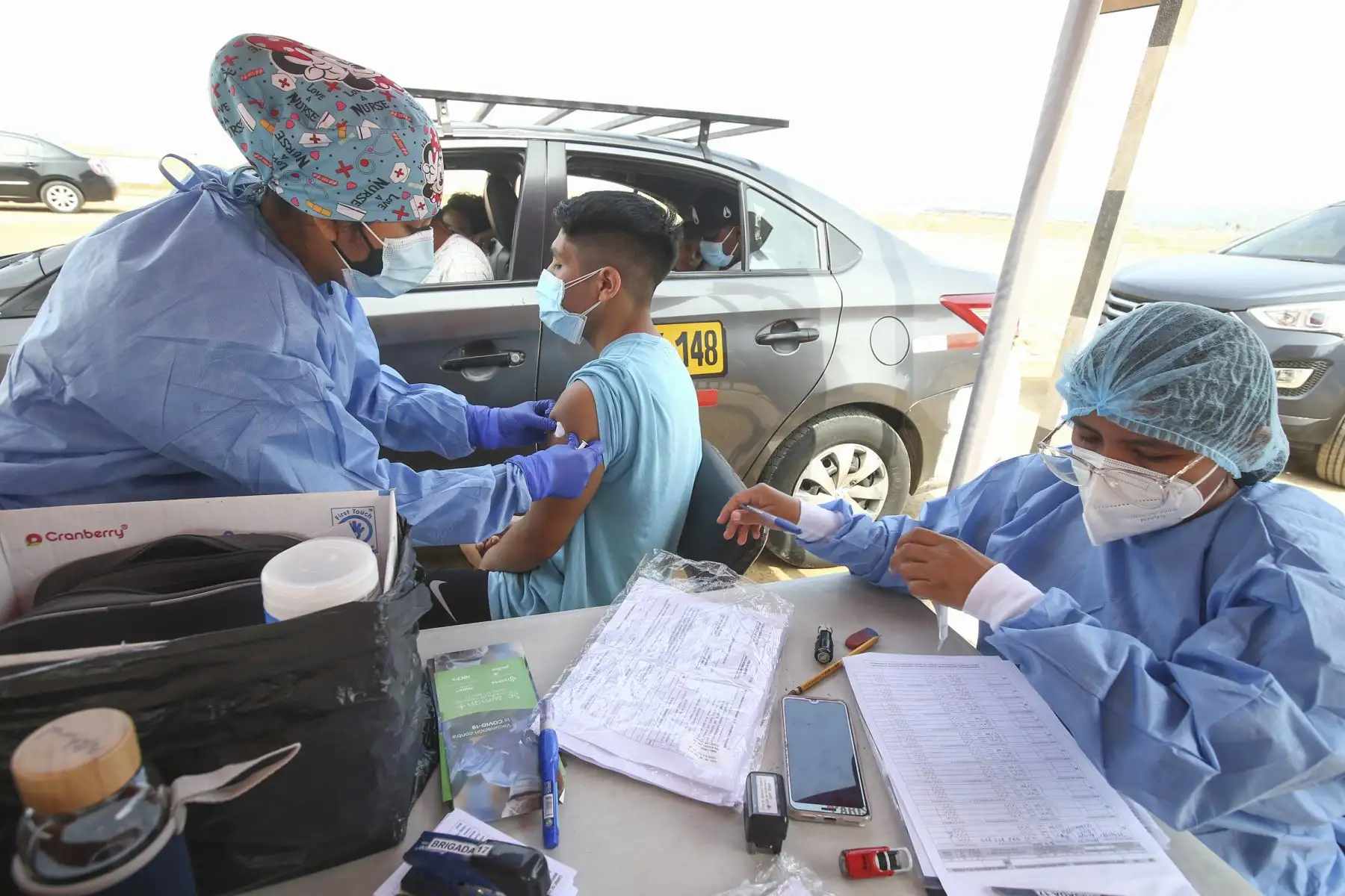 Mayores de 12 años continúan recibiendo su dosis de la vacuna contra la covid-19 en centro de inmunización de Agua Dulce, en Chorrillos. Foto: ANDINA/Vidal Tarqui
