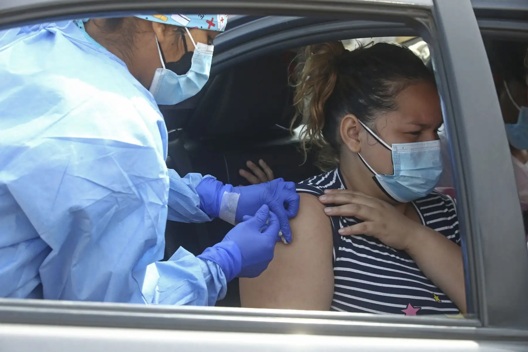 Mayores de 12 años continúan recibiendo su dosis de la vacuna contra la covid-19 en centro de inmunización de Agua Dulce, en la Costa Verde. Foto: ANDINA/Vidal Tarqui