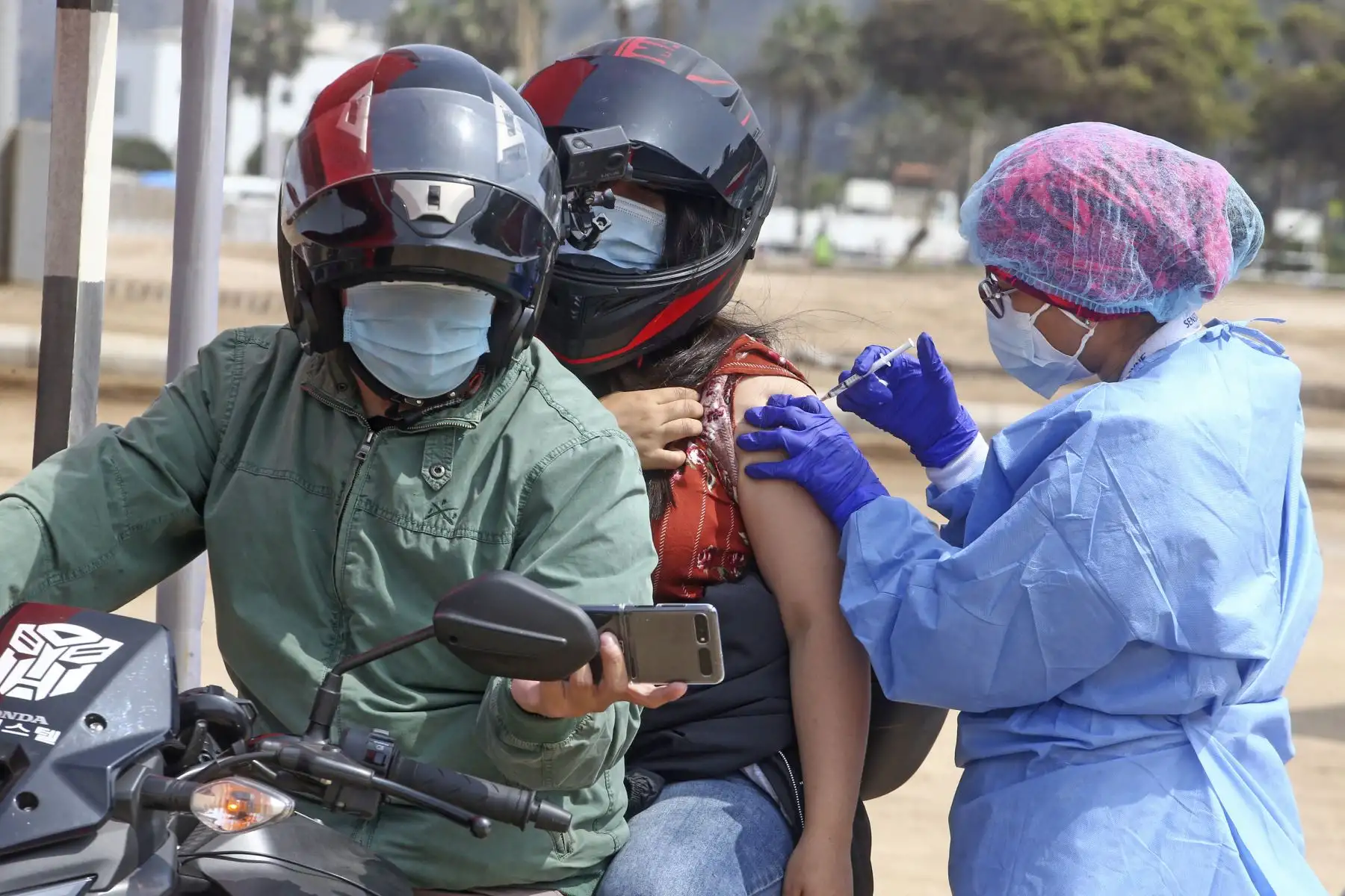 Mayores de 12 años continúan recibiendo su dosis de la vacuna contra la covid-19 en centro de inmunización de Agua Dulce, en la Costa Verde. Foto: ANDINA/Vidal Tarqui