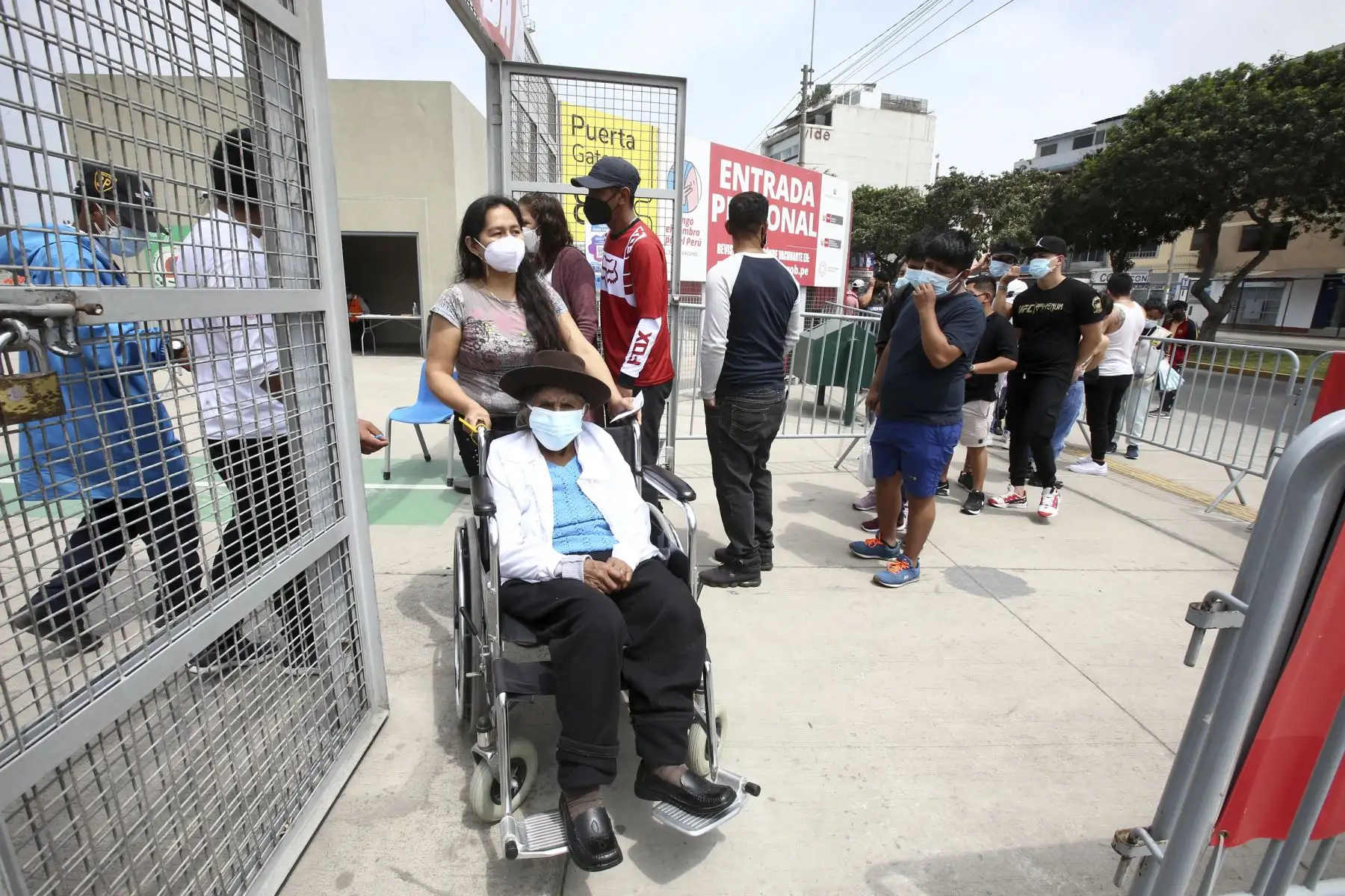 Mayores de 12 años continúan recibiendo su dosis de la vacuna contra la covid-19 en centro de inmunización de la Videna, en San Luis. Foto: ANDINA/Vidal Tarqui