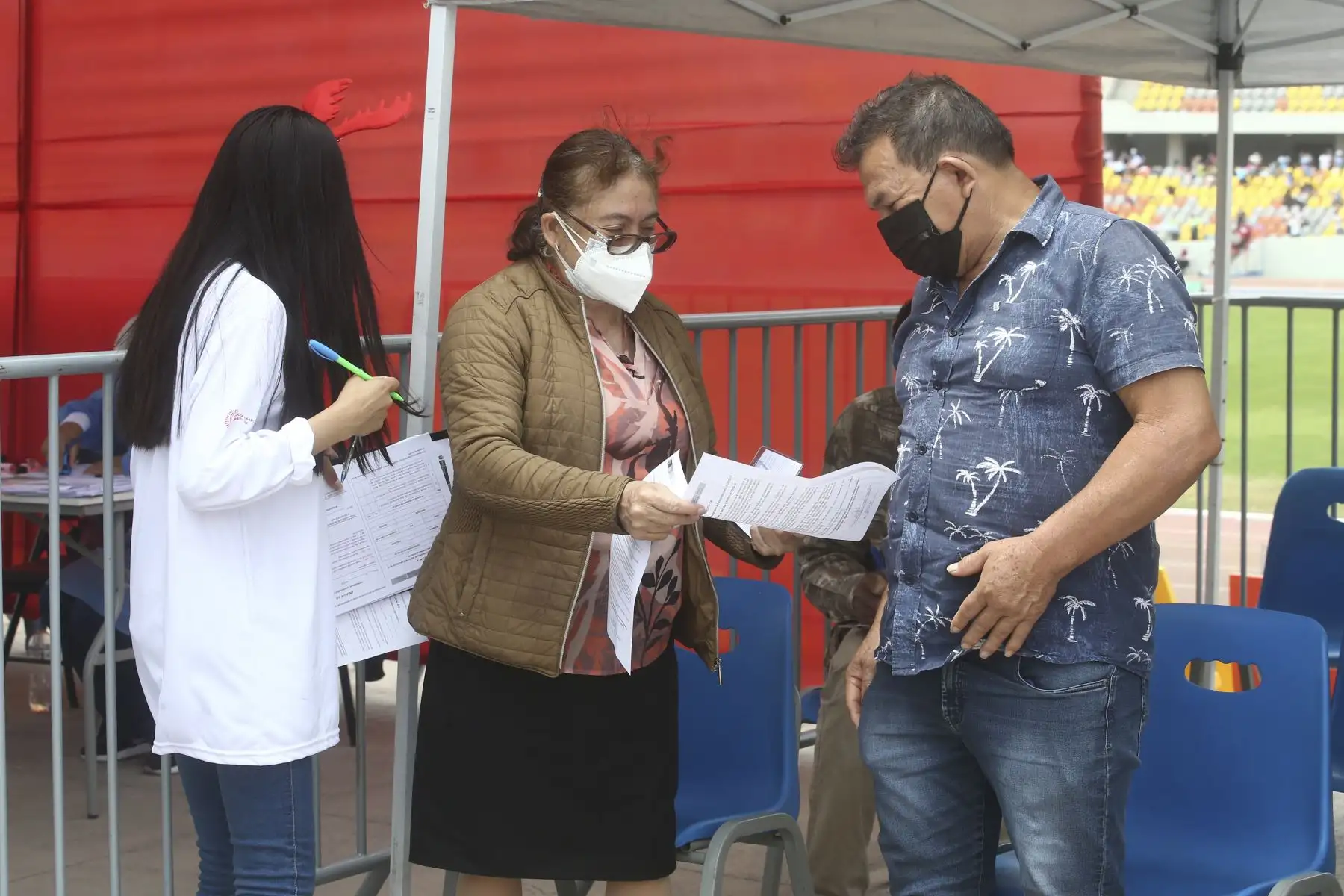 Mayores de 12 años continúan recibiendo su dosis de la vacuna contra la covid-19 en centro de inmunización de la Videna, en San Luis. Foto: ANDINA/Vidal Tarqui