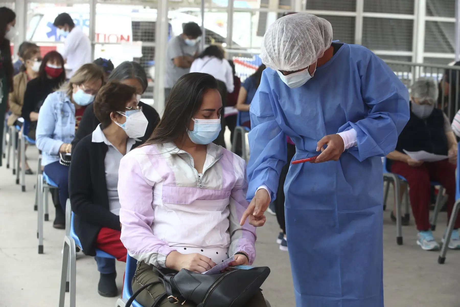 Mayores de 12 años continúan recibiendo su dosis de la vacuna contra la covid-19 en centro de inmunización de la Videna, en San Luis. Foto: ANDINA/Vidal Tarqui