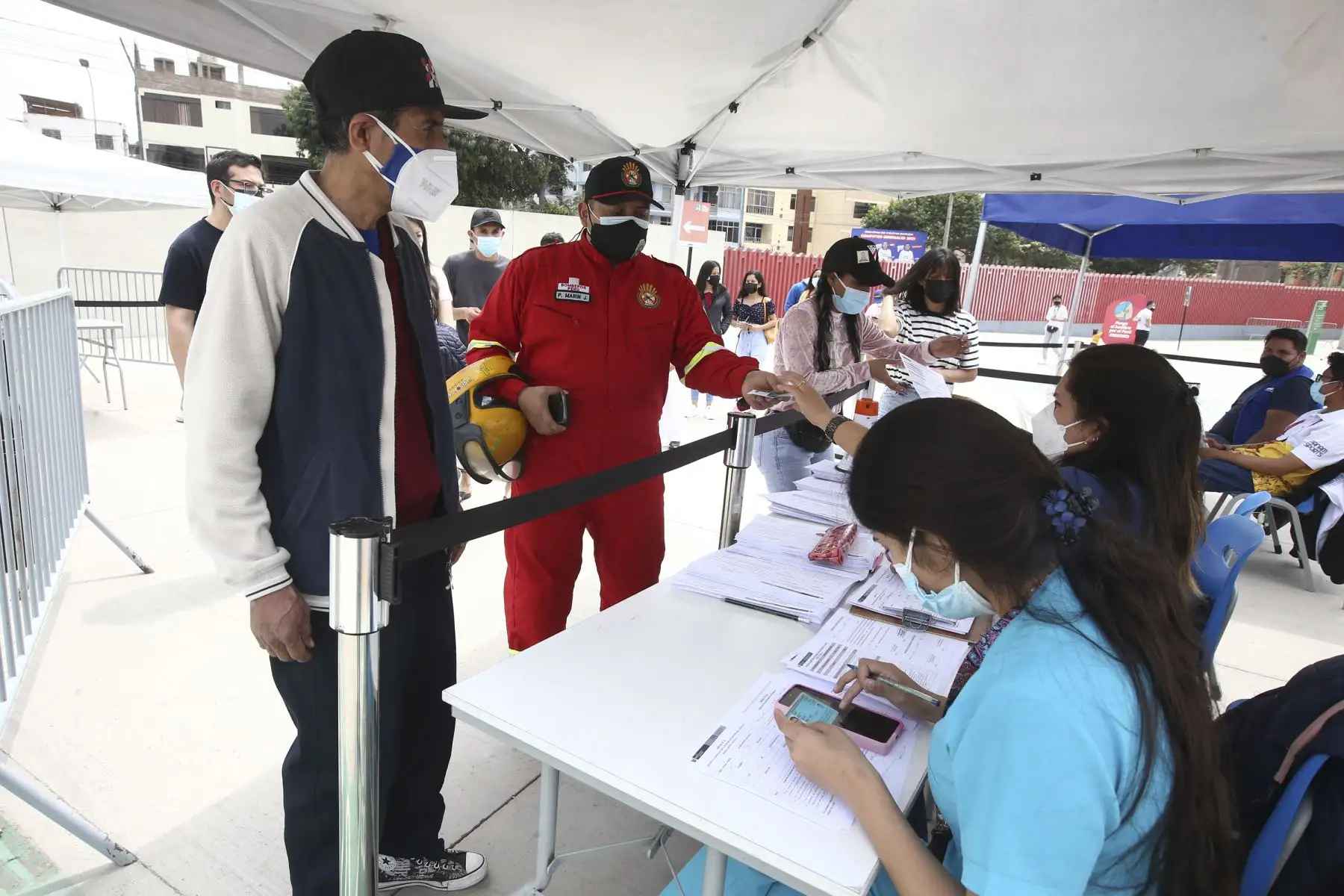 Mayores de 12 años continúan recibiendo su dosis de la vacuna contra la covid-19 en centro de inmunización de la Videna, en San Luis. Foto: ANDINA/Vidal Tarqui