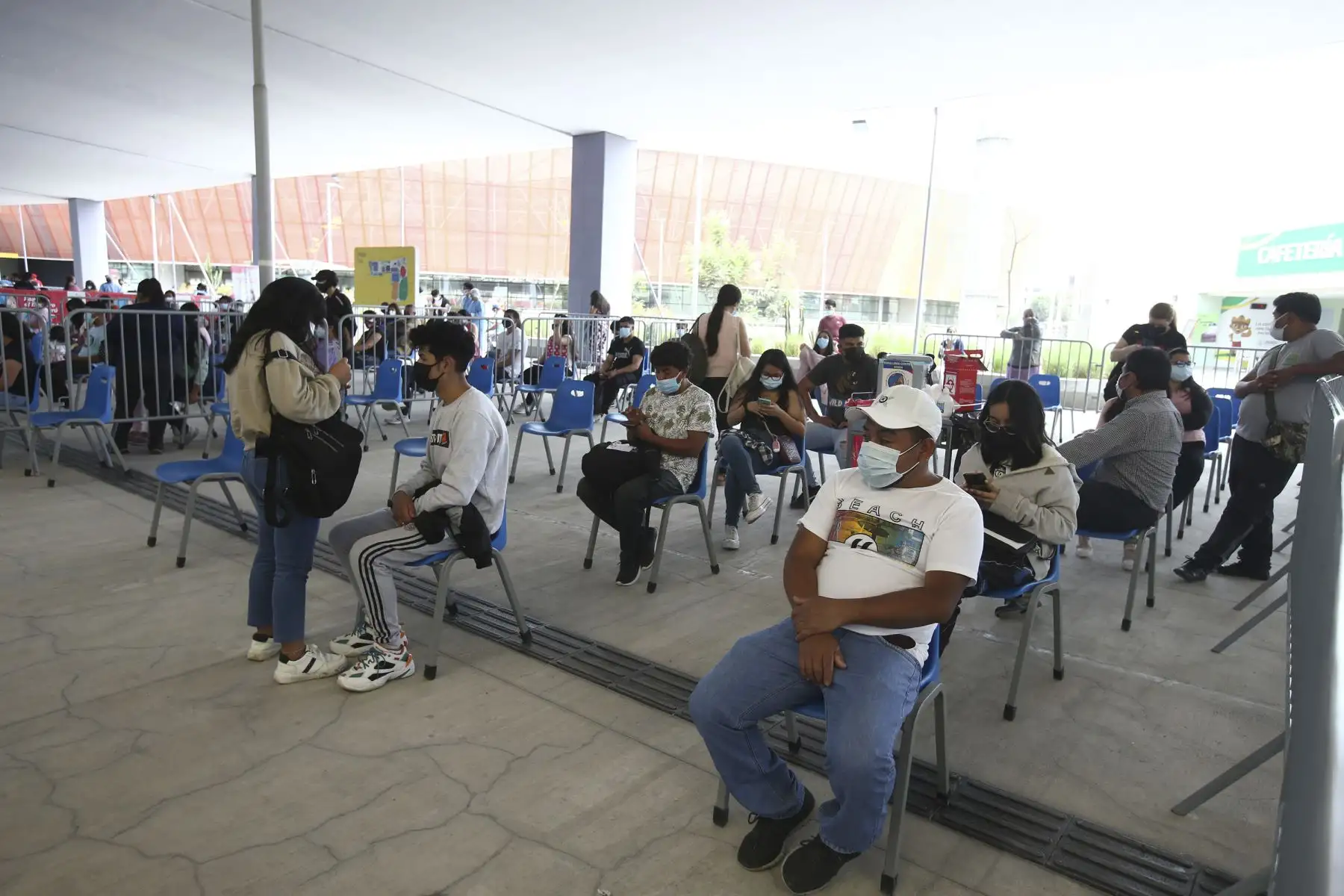 Mayores de 12 años continúan recibiendo su dosis de la vacuna contra la covid-19 en centro de inmunización de la Videna, en San Luis. Foto: ANDINA/Vidal Tarqui