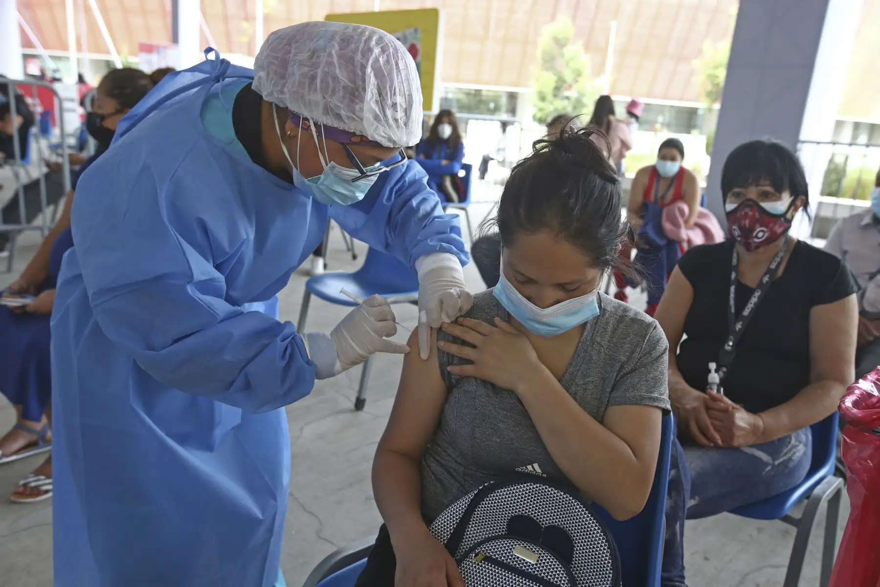 Mayores de 12 años continúan recibiendo su dosis de la vacuna contra la covid-19 en centro de inmunización de la Videna, en San Luis. Foto: ANDINA/Vidal Tarqui