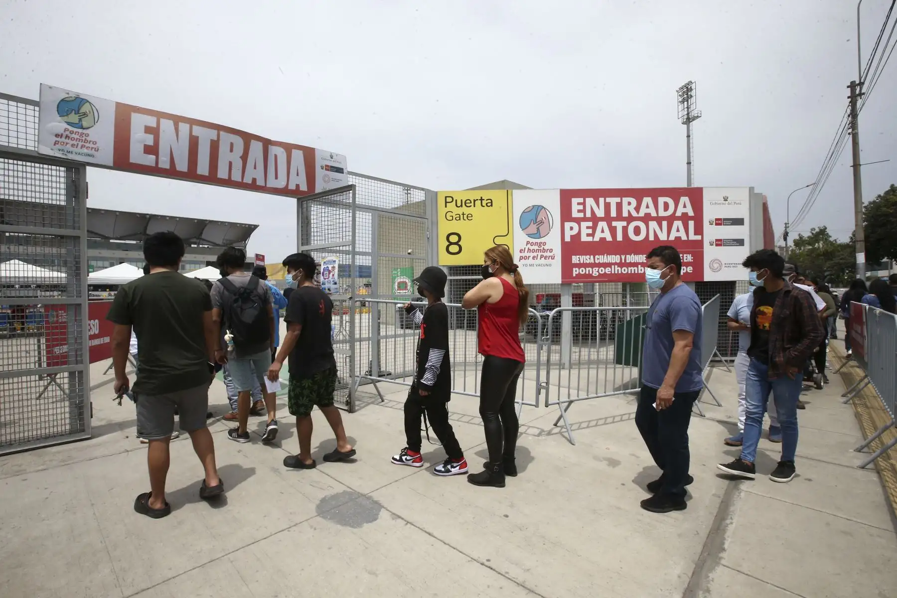 Mayores de 12 años continúan recibiendo su dosis de la vacuna contra la covid-19 en centro de inmunización de la Videna, en San Luis. Foto: ANDINA/Vidal Tarqui
