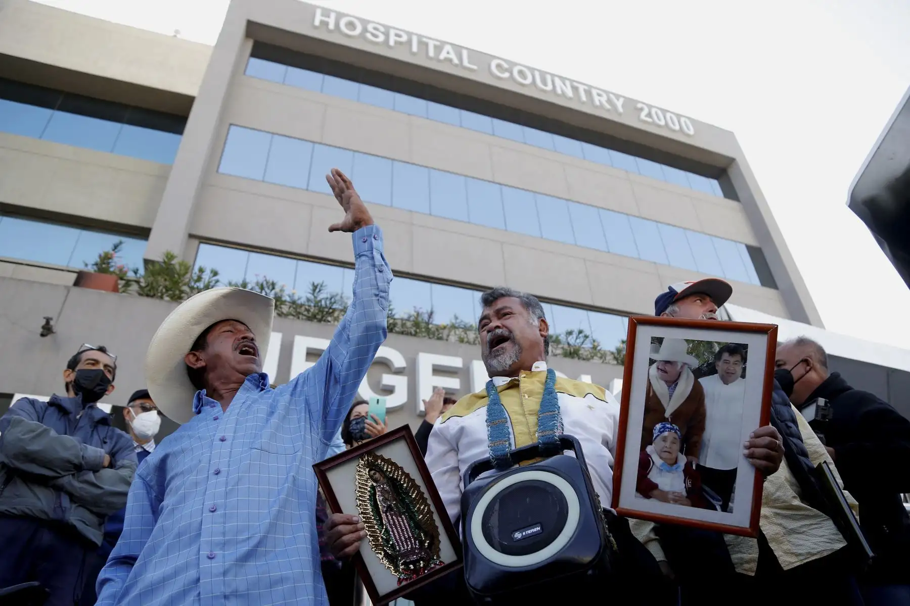 Un seguidor canta afuera del hospital donde falleció hoy el cantante mexicano, Vicente Fernández, en la ciudad de Guadalajara, México. Foto: EFE