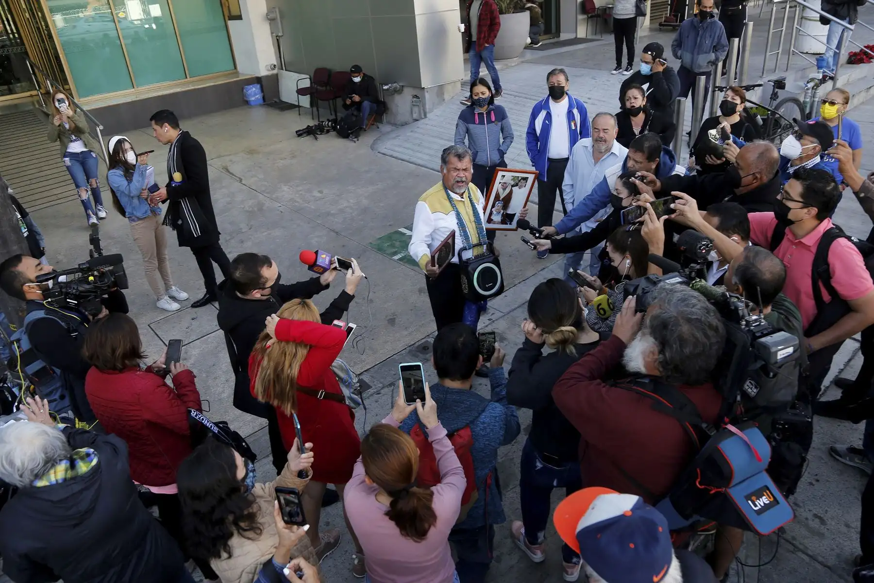 Un seguidor canta afuera del hospital donde falleció hoy el cantante mexicano, Vicente Fernández, en la ciudad de Guadalajara, México. Foto: EFE