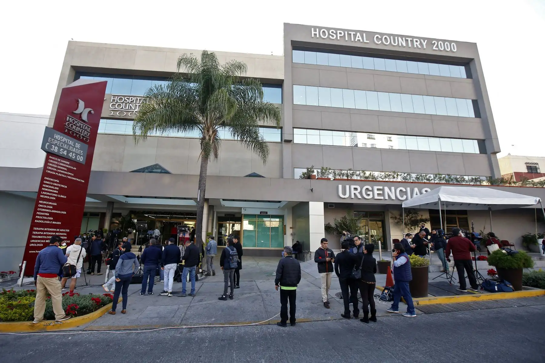 Periodistas rodean el Hospital Country 2000 donde murió temprano el cantante mexicano, Vicente Fernández en Guadalajara, México. Foto: AFP