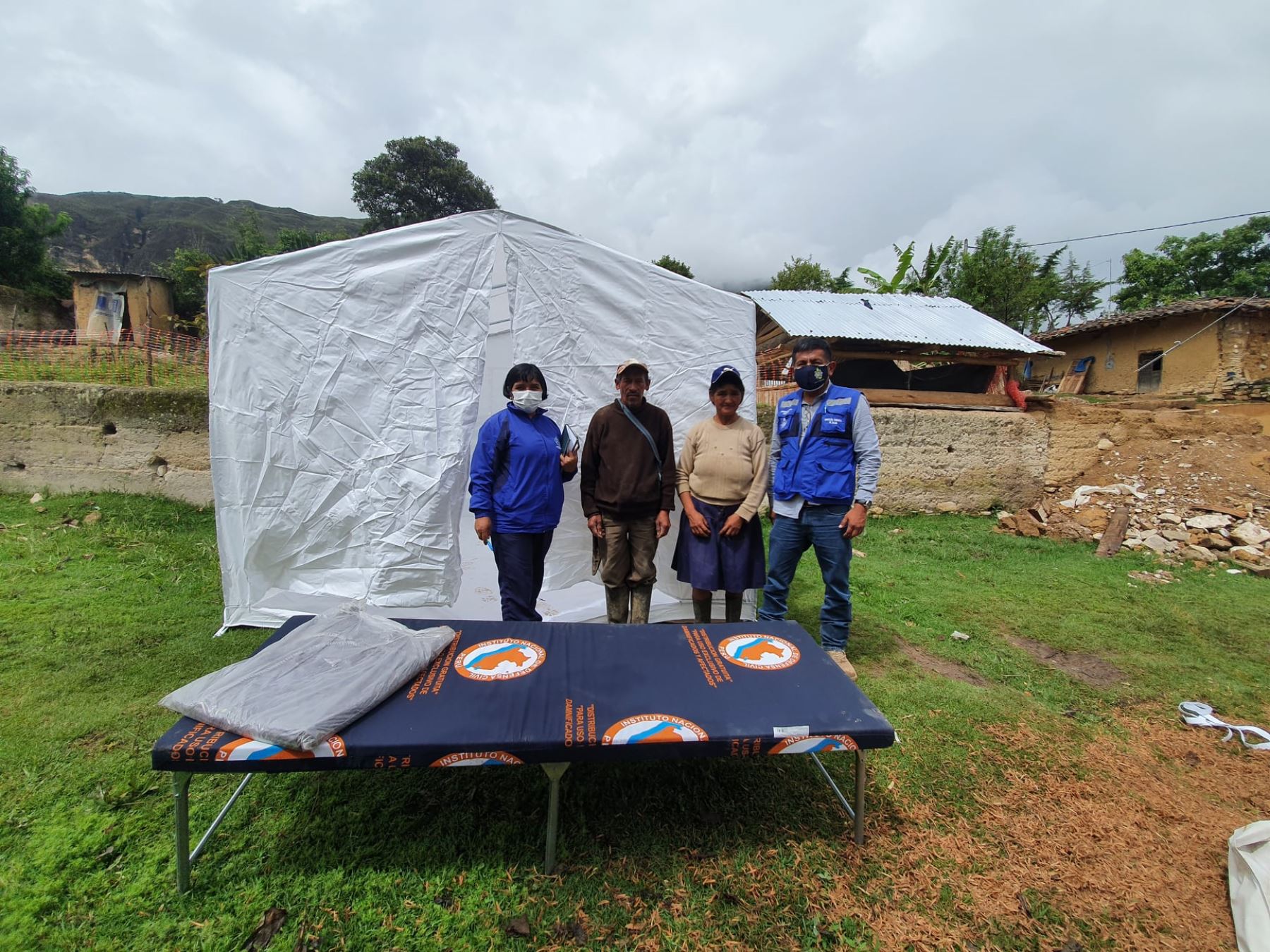 Son más de 20 familias que se encontraban a la intemperie sufriendo las inclemencias del clima del lugar, debido a que sus casas quedaron destruidas o a punto de colapsar.