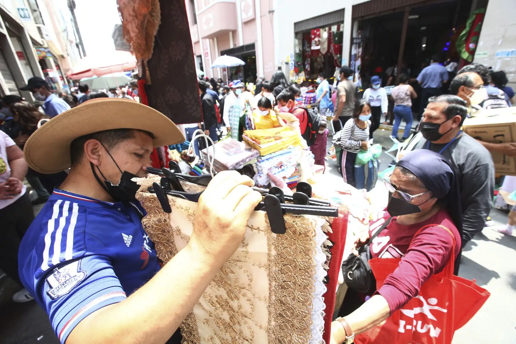 Cientos de personas llegan a Mesa Redonda para realizar sus compras a pocas semanas de las celebraciones de Navidad y Año Nuevo. Foto: ANDINA/Vidal Tarqui