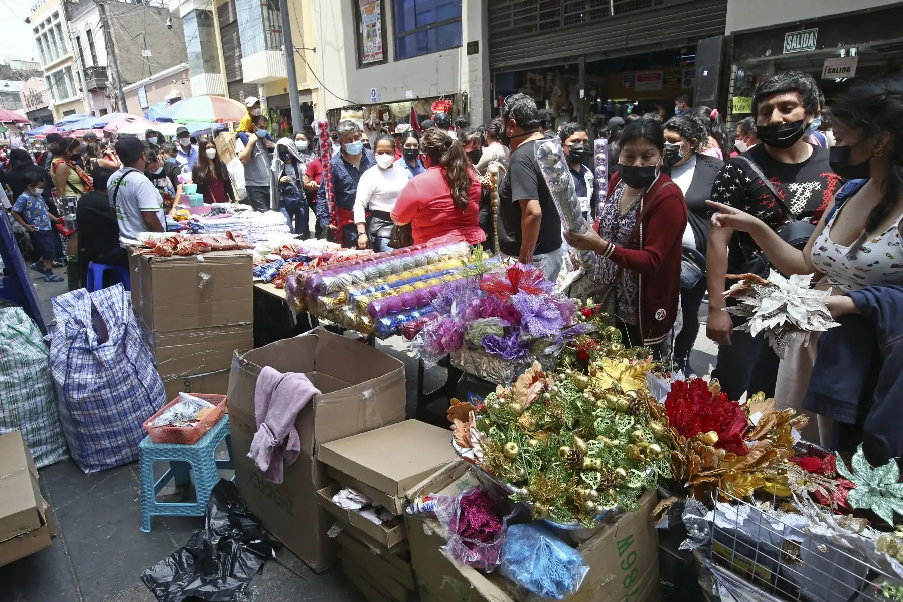 Cientos de personas llegan a Mesa Redonda para realizar sus compras a pocas semanas de las celebraciones de Navidad y Año Nuevo. Foto: ANDINA/Vidal Tarqui