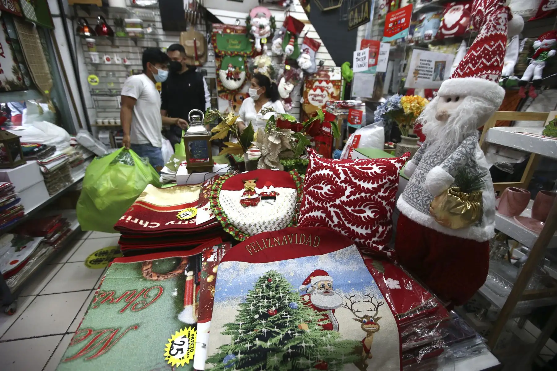 Cientos de personas llegan a Mesa Redonda para realizar sus compras a pocas semanas de las celebraciones de Navidad y Año Nuevo. Foto: ANDINA/Vidal Tarqui