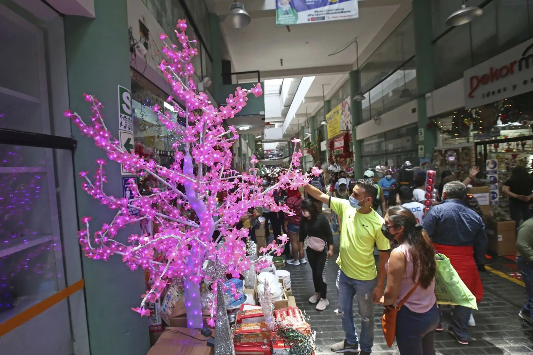 Cientos de personas llegan a Mesa Redonda para realizar sus compras a pocas semanas de las celebraciones de Navidad y Año Nuevo. Foto: ANDINA/Vidal Tarqui
