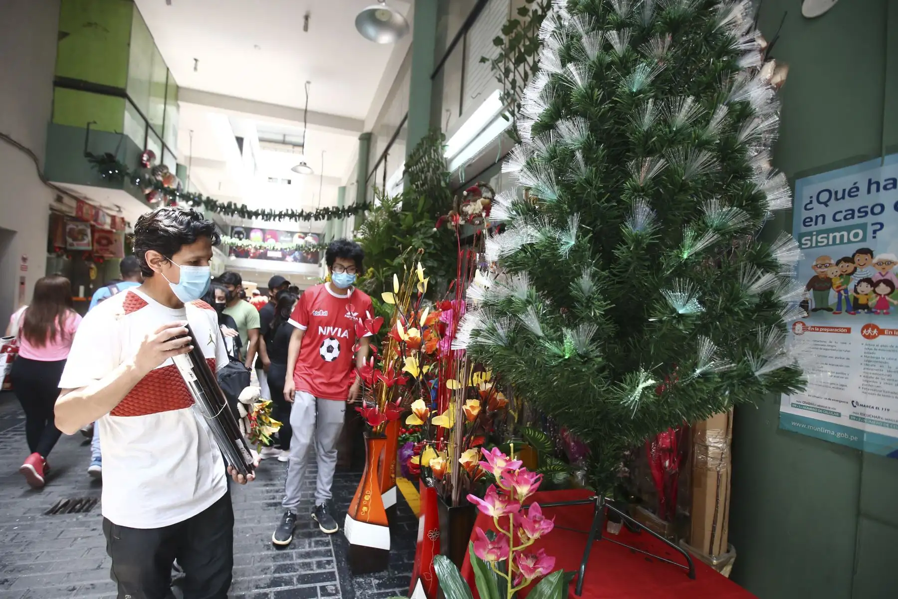 Cientos de personas llegan a Mesa Redonda para realizar sus compras a pocas semanas de las celebraciones de Navidad y Año Nuevo. Foto: ANDINA/Vidal Tarqui