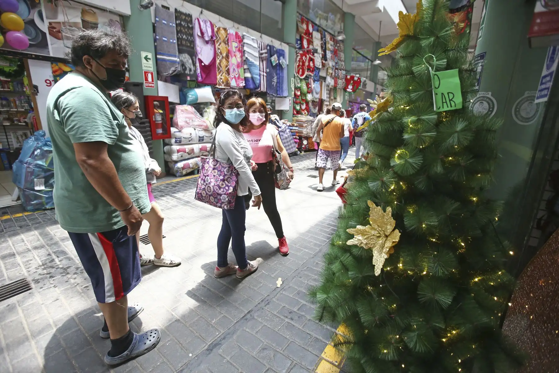 Cientos de personas llegan a Mesa Redonda para realizar sus compras a pocas semanas de las celebraciones de Navidad y Año Nuevo. Foto: ANDINA/Vidal Tarqui