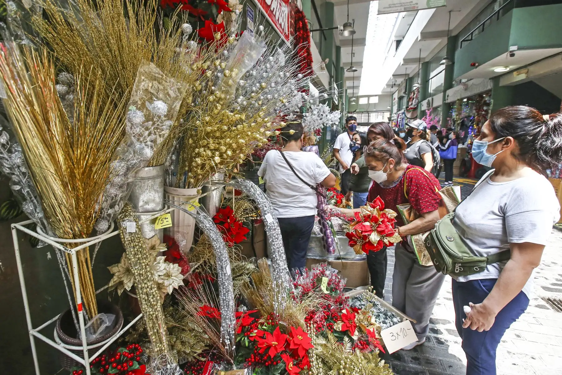 Cientos de personas llegan a Mesa Redonda para realizar sus compras a pocas semanas de las celebraciones de Navidad y Año Nuevo. Foto: ANDINA/Vidal Tarqui