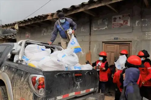 Canasta contiene alimentos consistentes en arroz, azúcar, aceite, leche, avena, fideo, menestras, filetes, galletas, útiles de aseo personal. También se entregaron 210 frazadas, 45 bultos de ropa y  pañales descartables.