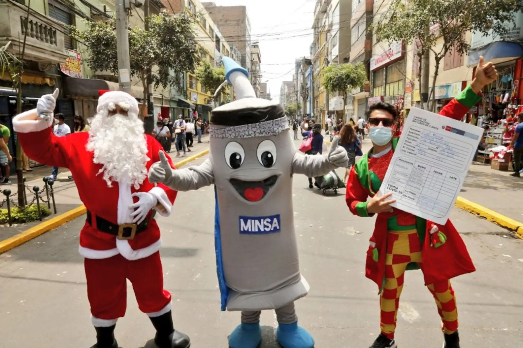 En el Parque Cánepa de Gamarra, las brigadas siguen protegiendo a las personas de la covid-19 aplicando primeras, segundas y dosis de refuerzo. Foto: Minsa