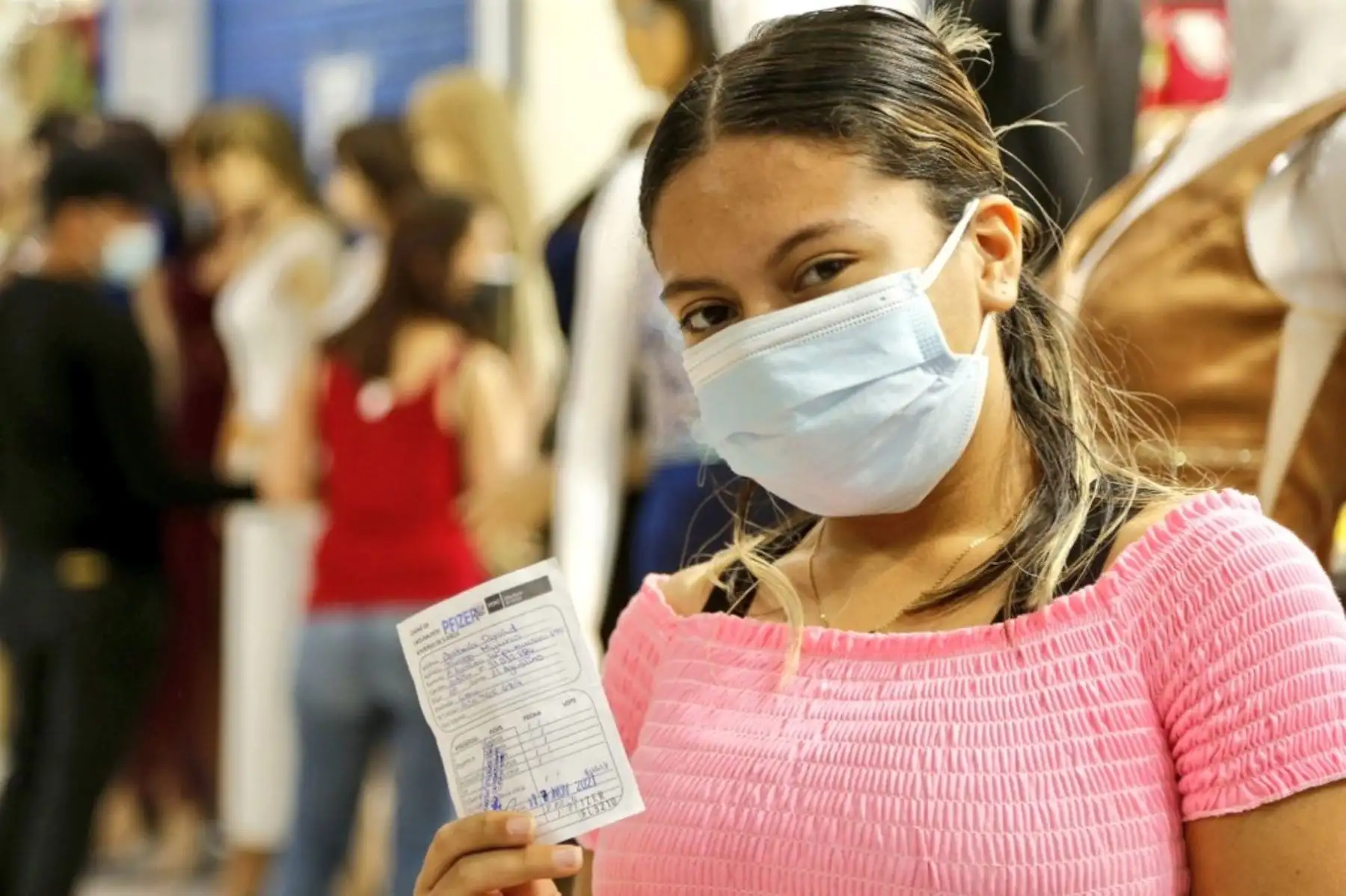 En el Parque Cánepa de Gamarra, las brigadas siguen protegiendo a las personas de la covid-19 aplicando primeras, segundas y dosis de refuerzo. Foto: Minsa