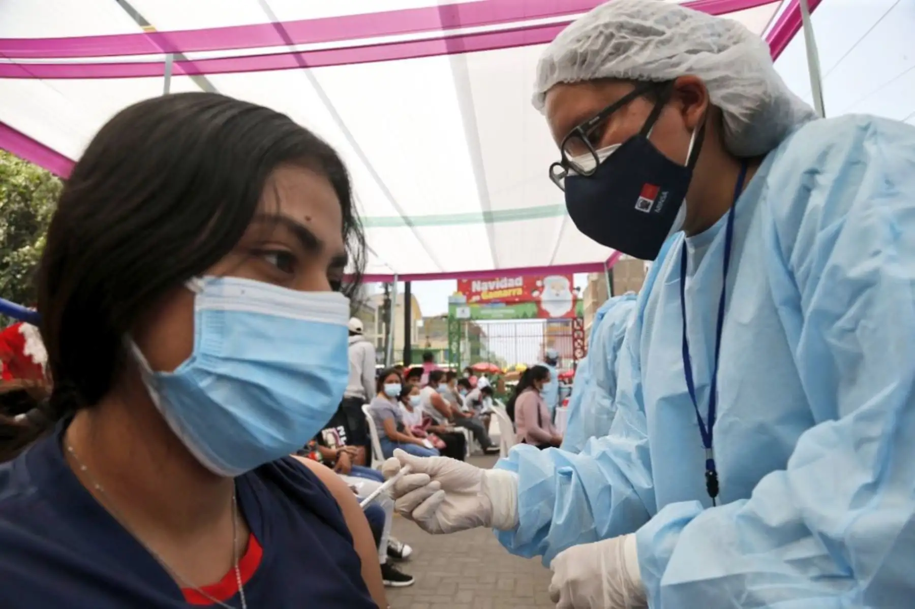 En el Parque Cánepa de Gamarra, las brigadas siguen protegiendo a las personas de la covid-19 aplicando primeras, segundas y dosis de refuerzo. Foto: Minsa