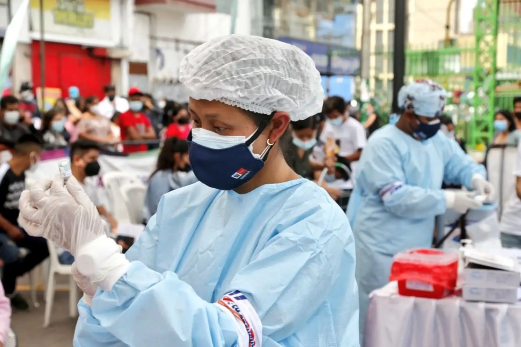 En el Parque Cánepa de Gamarra, las brigadas siguen protegiendo a las personas de la covid-19 aplicando primeras, segundas y dosis de refuerzo. Foto: Minsa
