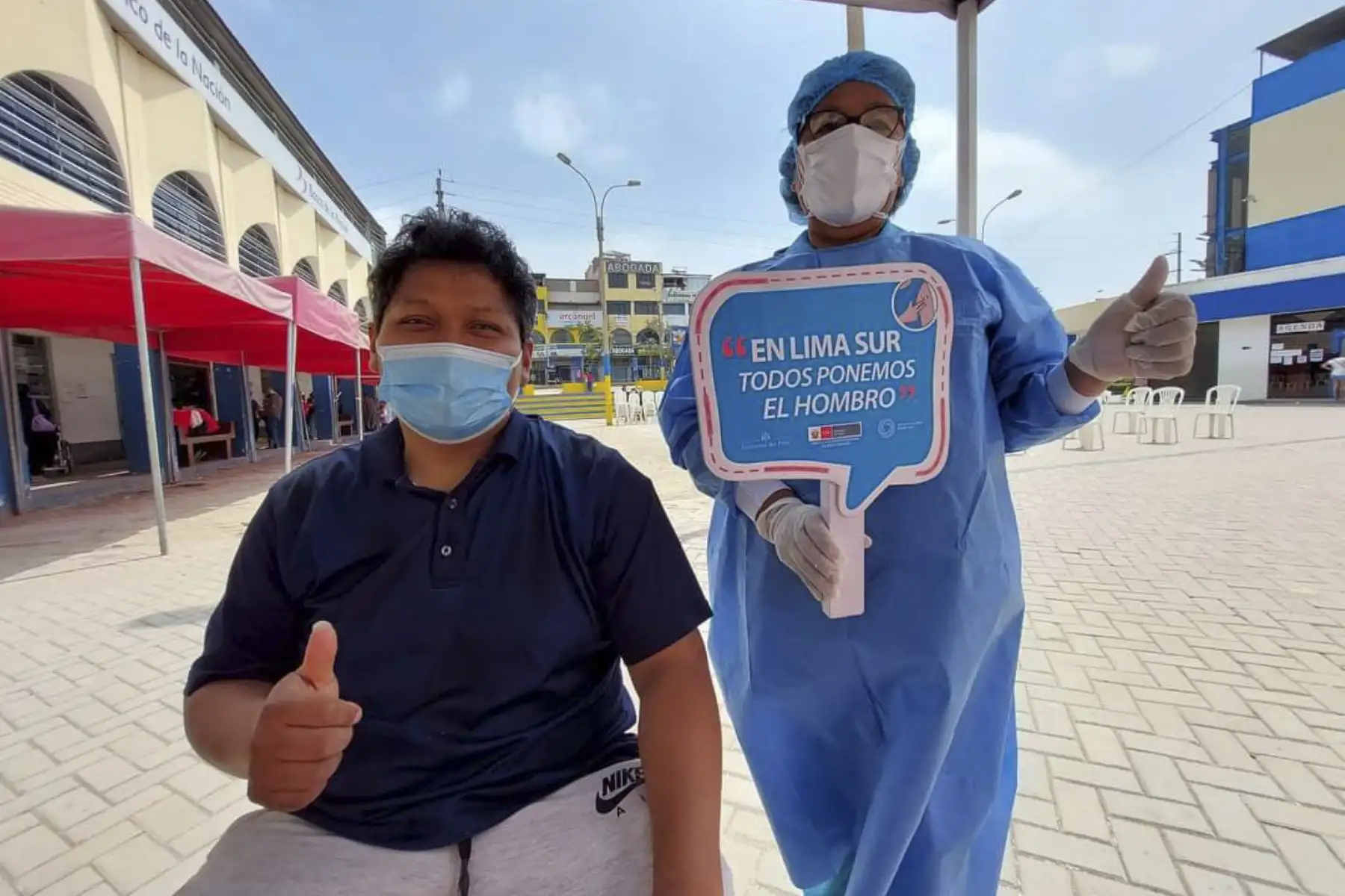 En Villa El Salvador, se instaló un módulo de vacunación contra la covid-19 para los usuarios de Pensión 65 en el 
Banco de la Nación, con el objetivo de facilitar a los ciudadanos que se protejan de la pandemia. Foto: Minsa