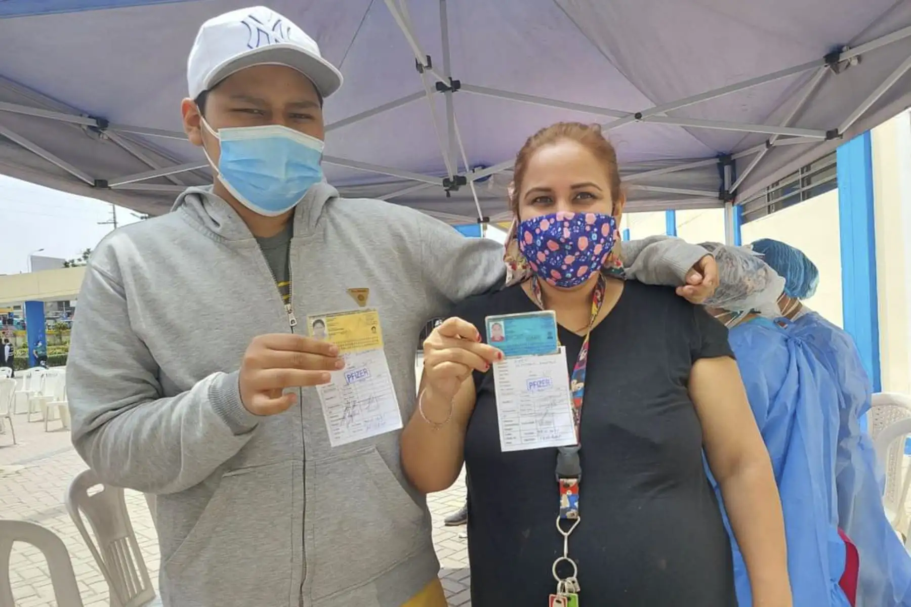 En Villa El Salvador, se instaló un módulo de vacunación contra la covid-19 para los usuarios de Pensión 65 en el Banco de la Nación, con el objetivo de facilitar a los ciudadanos que se protejan de la pandemia. Foto: Minsa