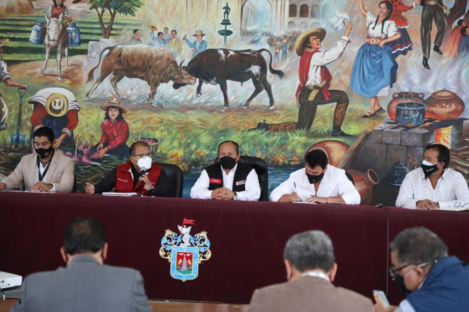 Ministro de Transportes y Comunicaciones, Juan Silva, anuncia destrabe de proyectos viales a alcaldes y autoridades regionales en Arequipa. Foto: Cortesía MTC.