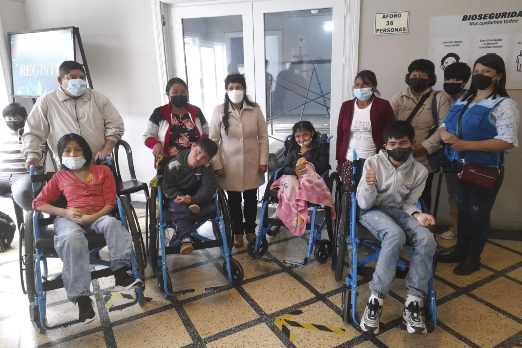 Primera Dama de la Nación, Lilia Paredes, y el presidente del Conadis, Marco Antonio Gamarra, participaron en la entrega de sillas de ruedas a niñas y niños con discapacidad. Estas acciones son parte de los programas humanitarios de la Misión Cristiana Camino de Vida. Foto: Presidencia