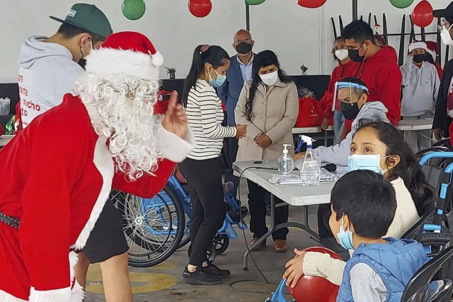 Primera Dama de la Nación, Lilia Paredes, y el presidente del Conadis, Marco Antonio Gamarra, participaron en la entrega de sillas de ruedas a niñas y niños con discapacidad. Estas acciones son parte de los programas humanitarios de la Misión Cristiana Camino de Vida. Foto: Conadis
