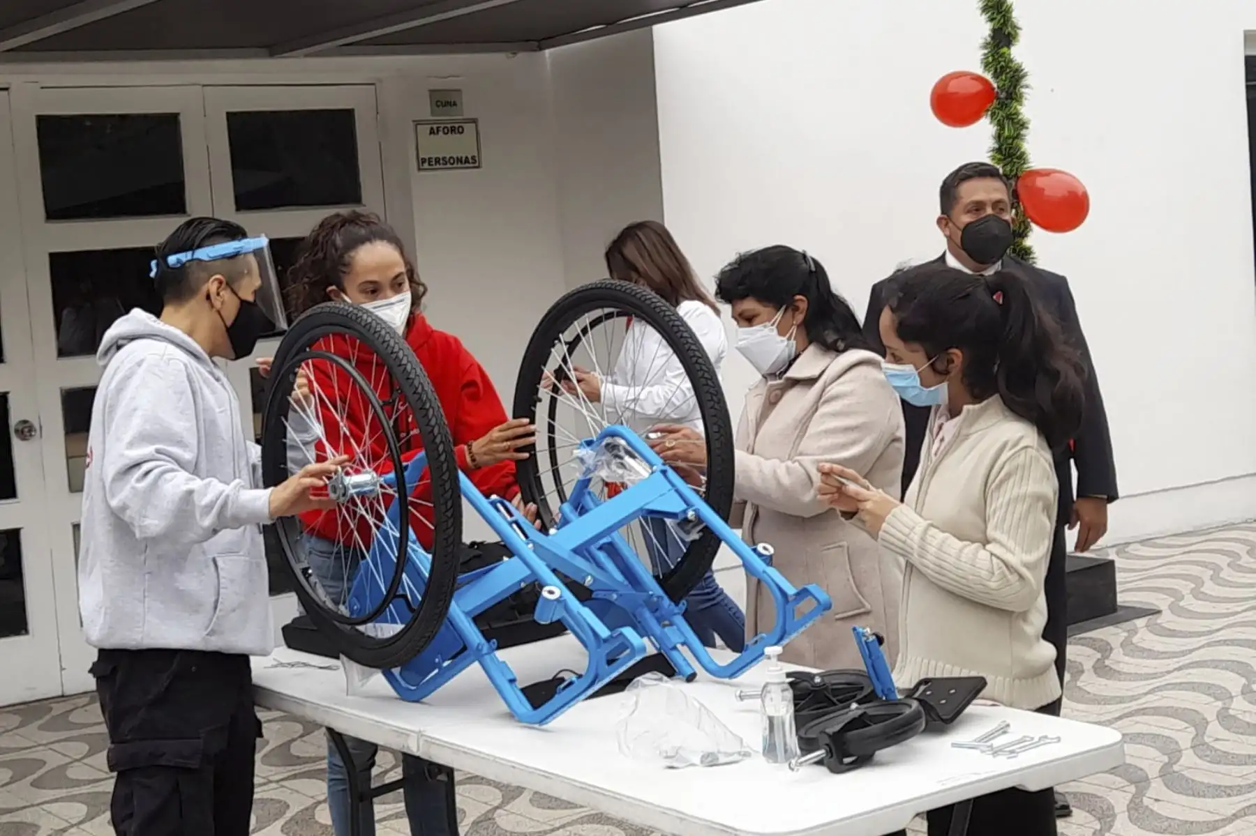 Primera Dama de la Nación, Lilia Paredes, y el presidente del Conadis, Marco Antonio Gamarra, participaron en la entrega de sillas de ruedas a niñas y niños con discapacidad. Estas acciones son parte de los programas humanitarios de la Misión Cristiana Camino de Vida. Foto: Conadis