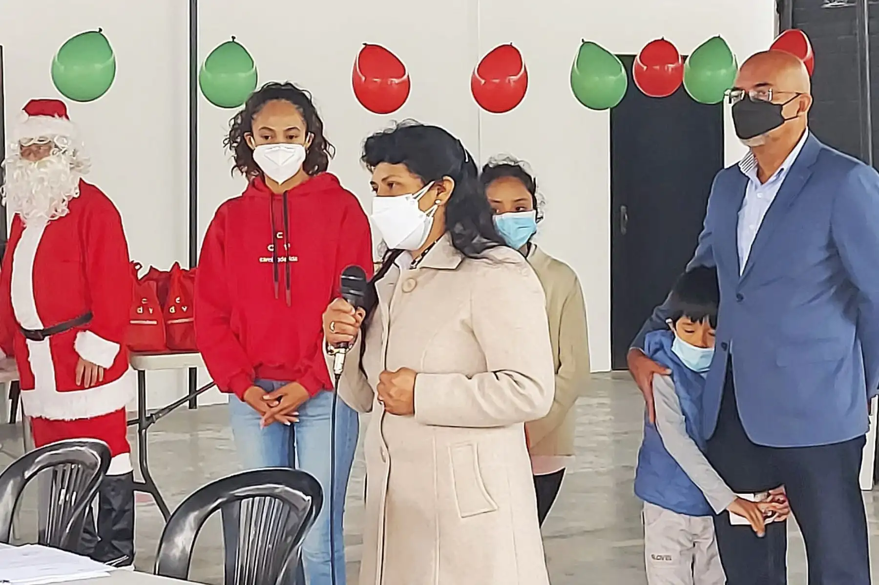 Primera Dama de la Nación, Lilia Paredes, y el presidente del Conadis, Marco Antonio Gamarra, participaron en la entrega de sillas de ruedas a niñas y niños con discapacidad. Estas acciones son parte de los programas humanitarios de la Misión Cristiana Camino de Vida. Foto: Conadis