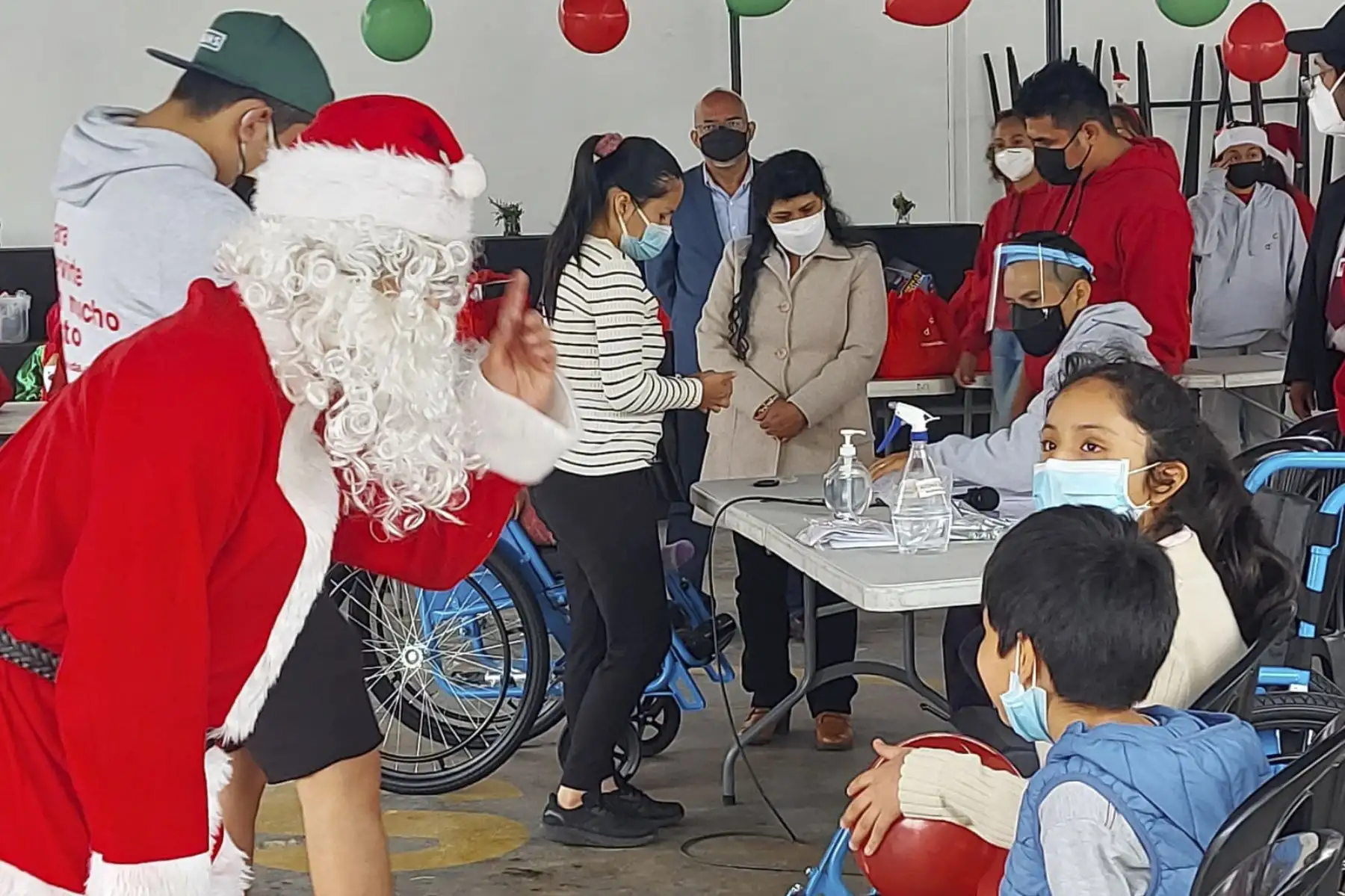 Primera Dama de la Nación, Lilia Paredes, y el presidente del Conadis, Marco Antonio Gamarra, participaron en la entrega de sillas de ruedas a niñas y niños con discapacidad. Estas acciones son parte de los programas humanitarios de la Misión Cristiana Camino de Vida. Foto: Conadis