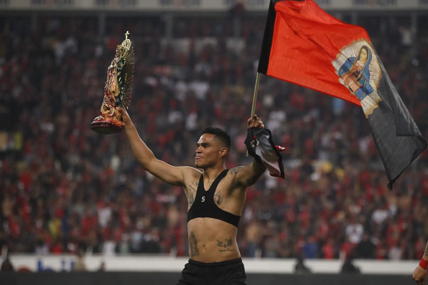 Anderson Santamaría del Atlas festeja con una imagen de la Virgen de Guadalupe, durante el partido por la final del torneo Apertura 2021 de la Liga MX entre Atlas y León, en el estadio Jalisco, de la cuidad de Guadalajara (México). 
Foto: EFE