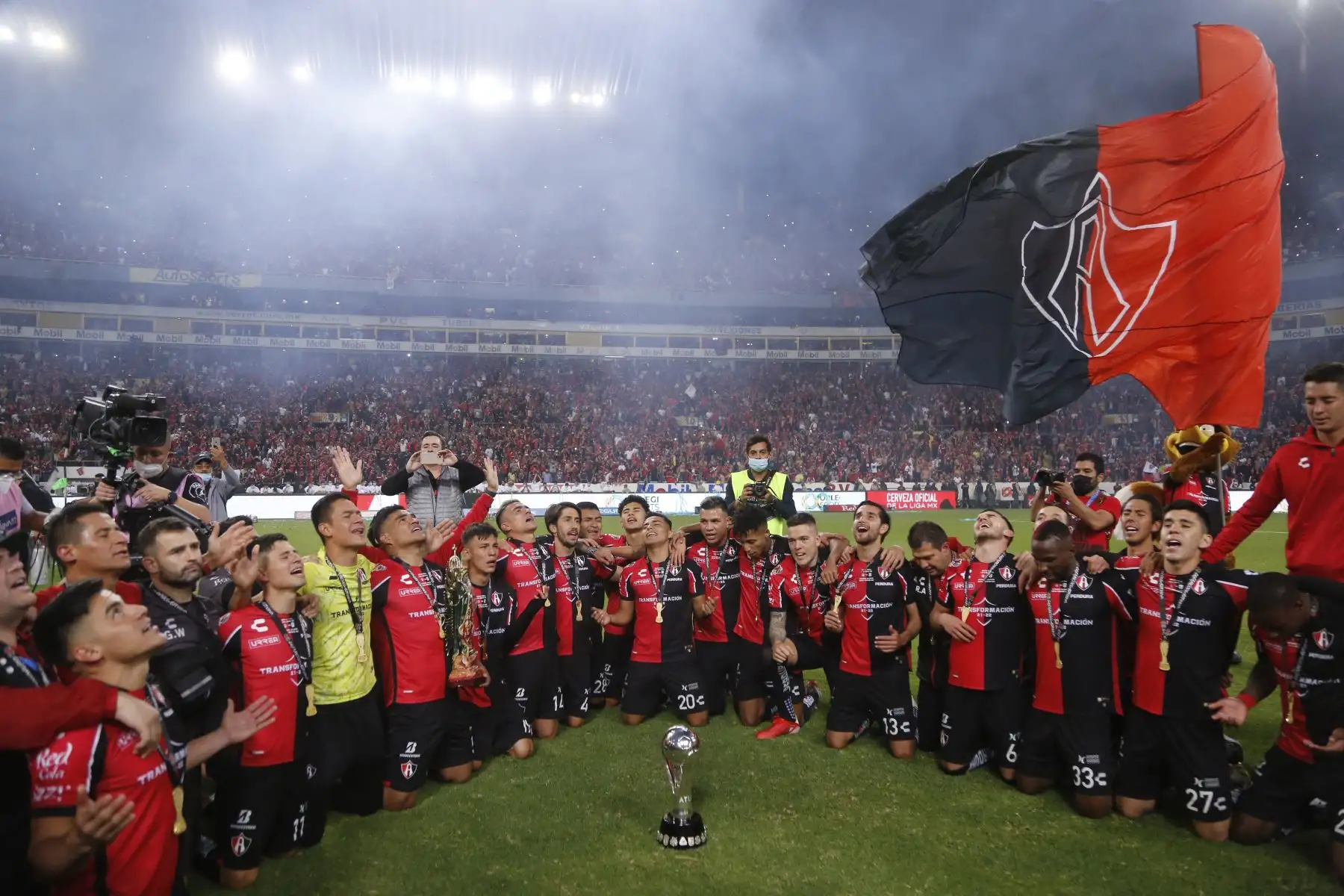 Jugadores de Atlas celebran luego de que el equipo se coronara campeón del Torneo Apertura 2021 del fútbol mexicano tras vencer a León, hoy, en el Estadio Jalisco, en Guadalajara (México).
Foto: EFE
