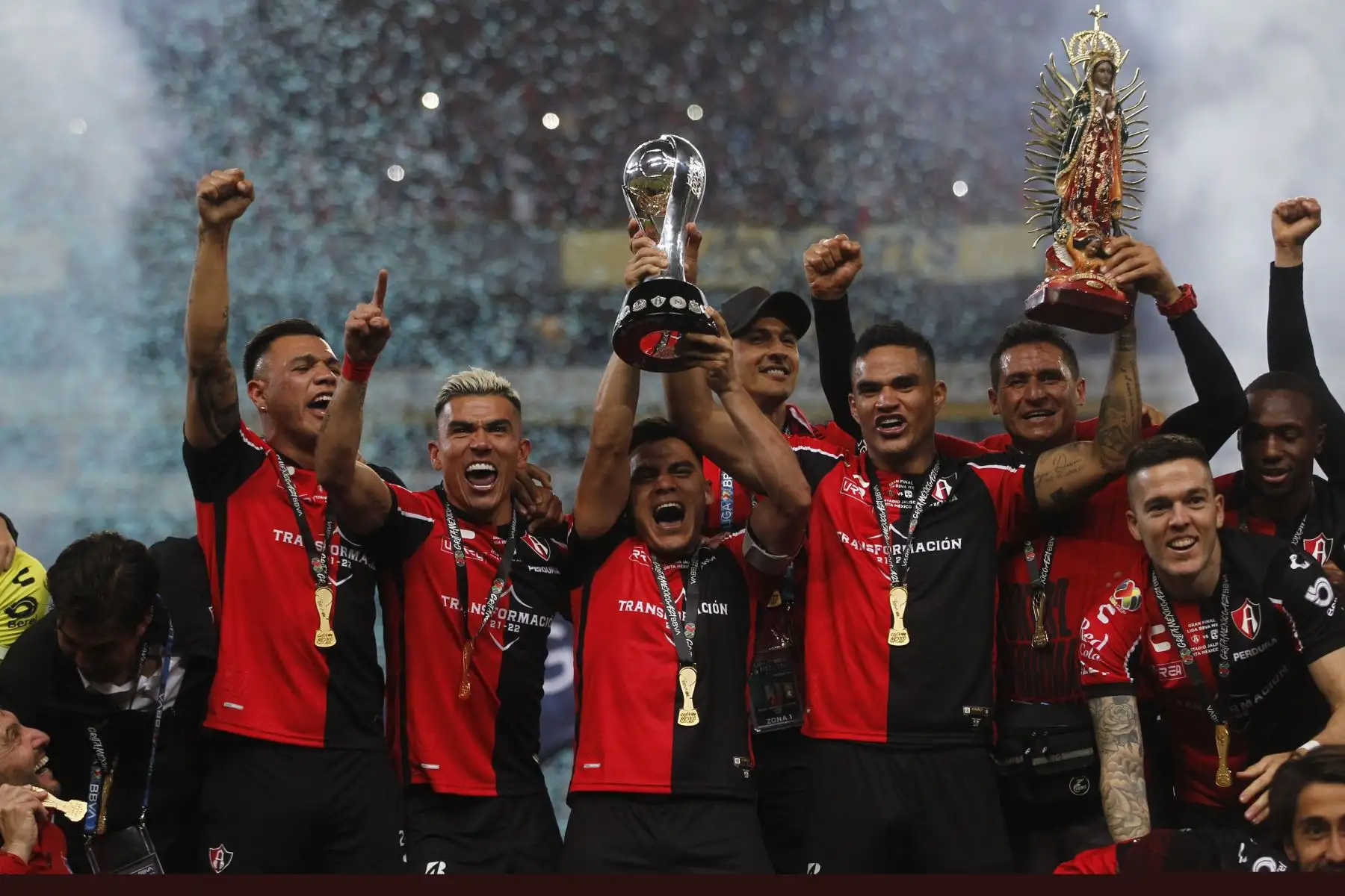 Jugadores de Atlas celebran luego de que el equipo se coronara campeón del Torneo Apertura 2021 del fútbol mexicano tras vencer a León, hoy, en el Estadio Jalisco, en Guadalajara (México).
Foto: EFE