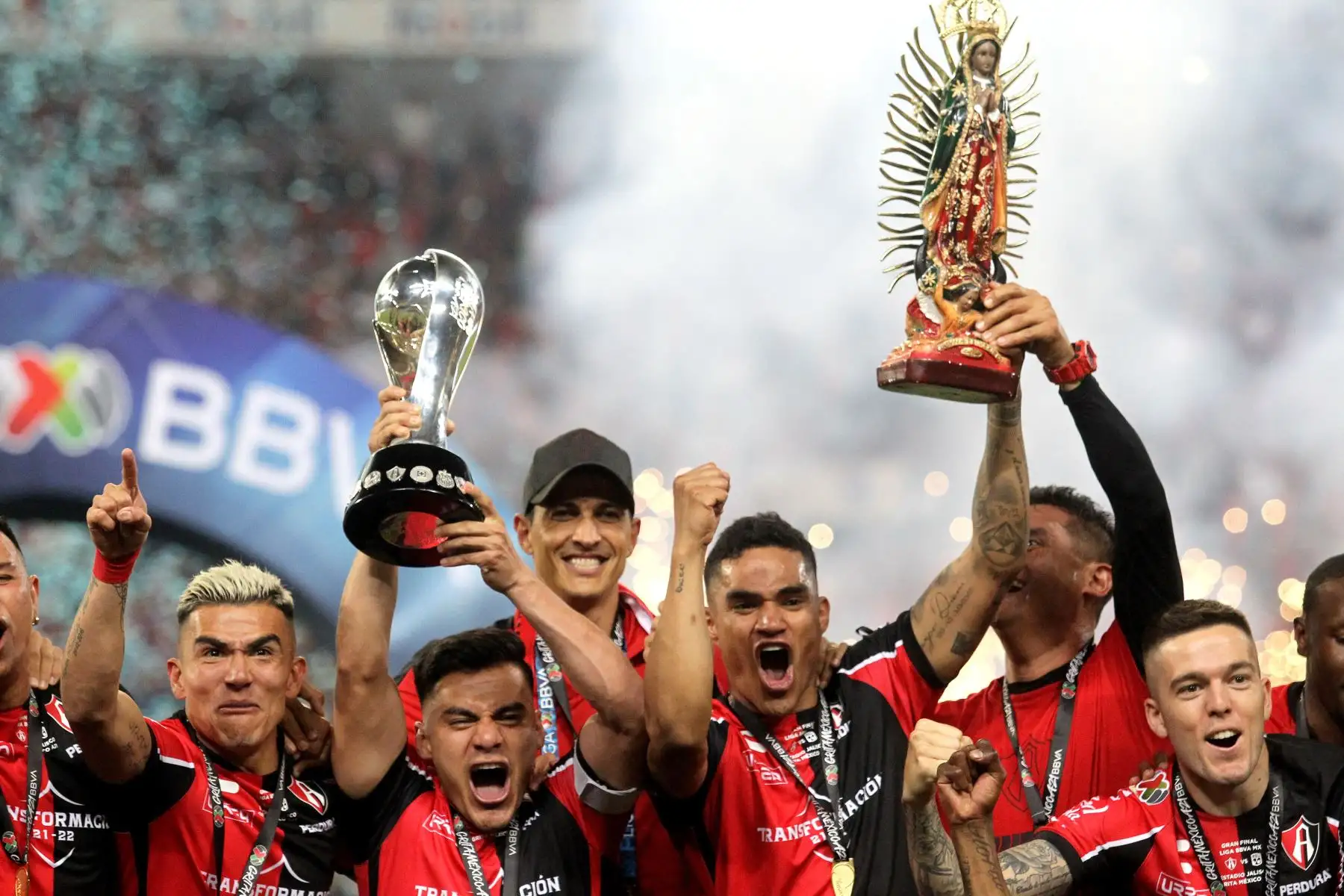 Los jugadores de Atlas celebran con el trofeo y una Virgen de Guadalupe luego de ganar el partido final de fútbol del torneo Apertura mexicano contra León en el estadio Jalisco en Guadalajara, Jalisco, México el 12 de diciembre de 2021.
Foto: AFP