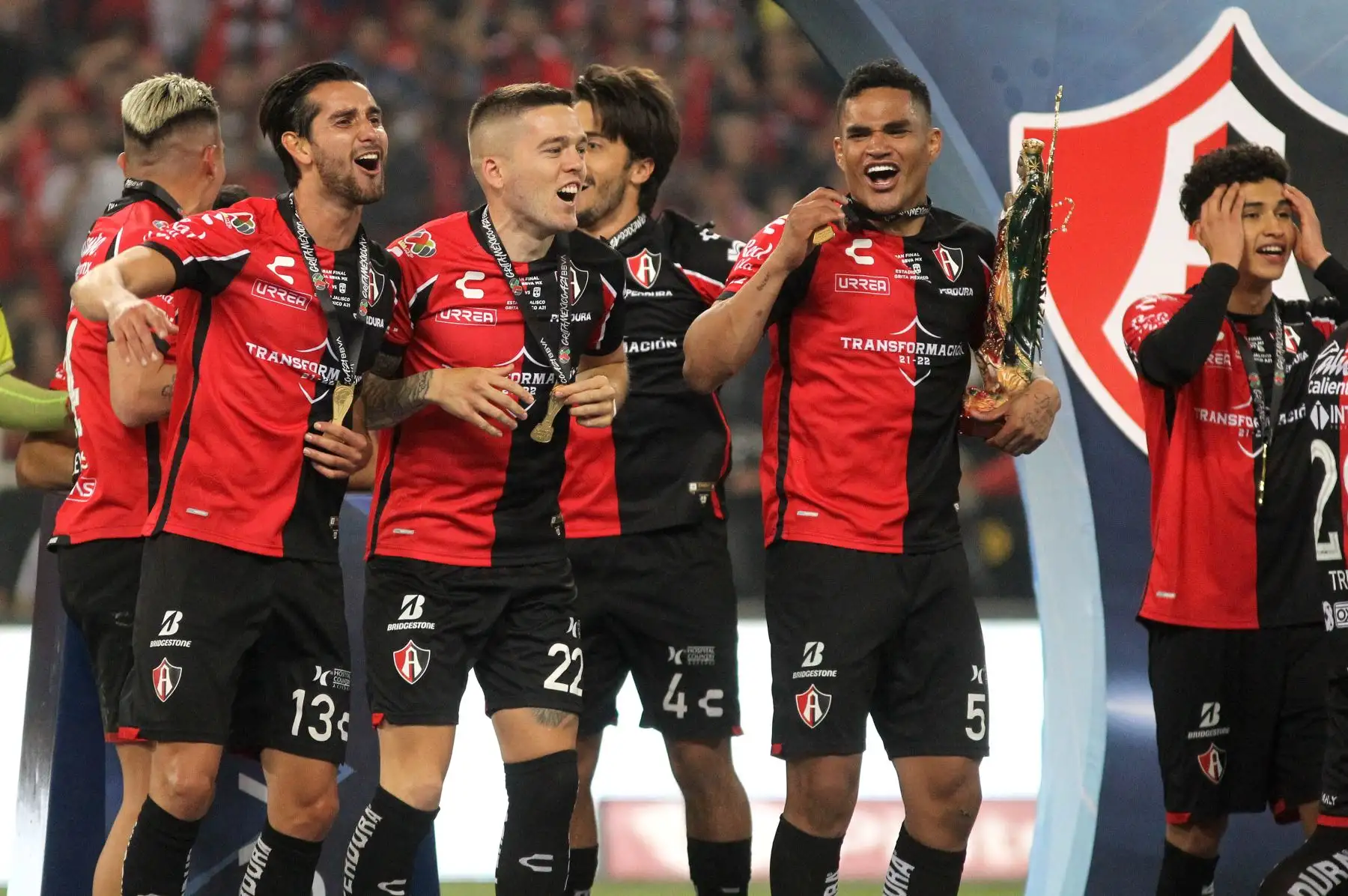 Los jugadores de Atlas celebran con el trofeo y una Virgen de Guadalupe luego de ganar el partido final de fútbol del torneo Apertura mexicano contra León en el estadio Jalisco en Guadalajara, Jalisco, México el 12 de diciembre de 2021.
Foto: AFP