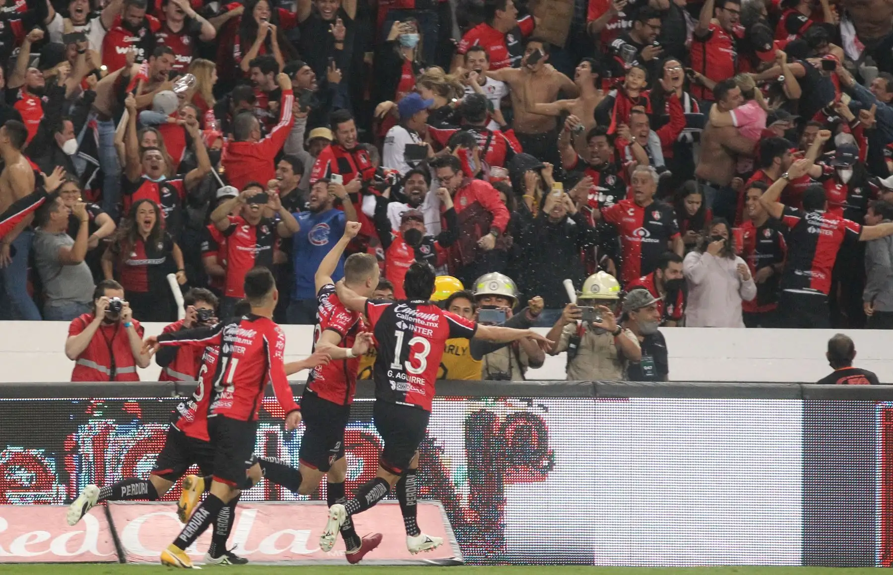 Los jugadores de Atlas celebran con el trofeo y una Virgen de Guadalupe luego de ganar el partido final de fútbol del torneo Apertura mexicano contra León en el estadio Jalisco en Guadalajara, Jalisco, México el 12 de diciembre de 2021.
Foto: AFP
