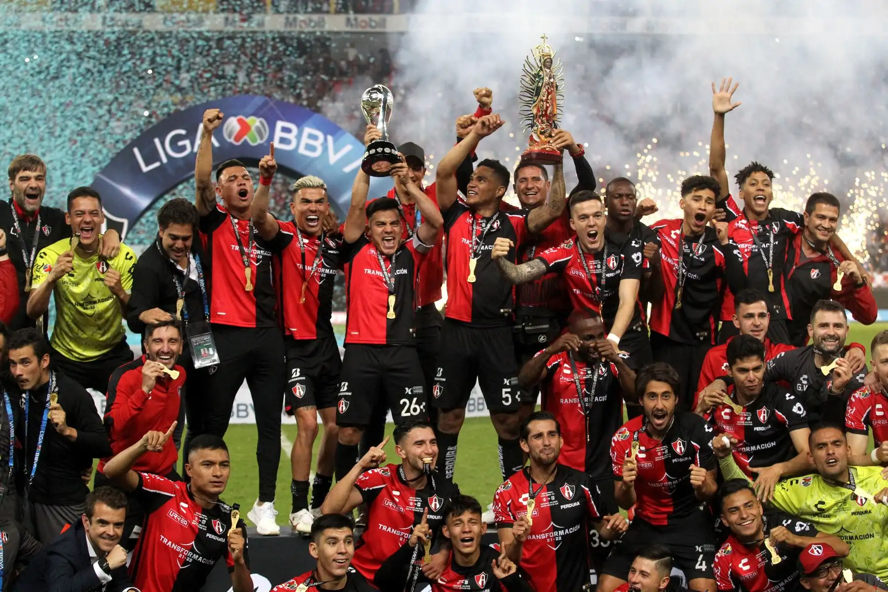 Los jugadores de Atlas celebran con el trofeo y una Virgen de Guadalupe luego de ganar el partido final de fútbol del torneo Apertura mexicano contra León en el estadio Jalisco en Guadalajara, Jalisco, México el 12 de diciembre de 2021.
Foto: AFP