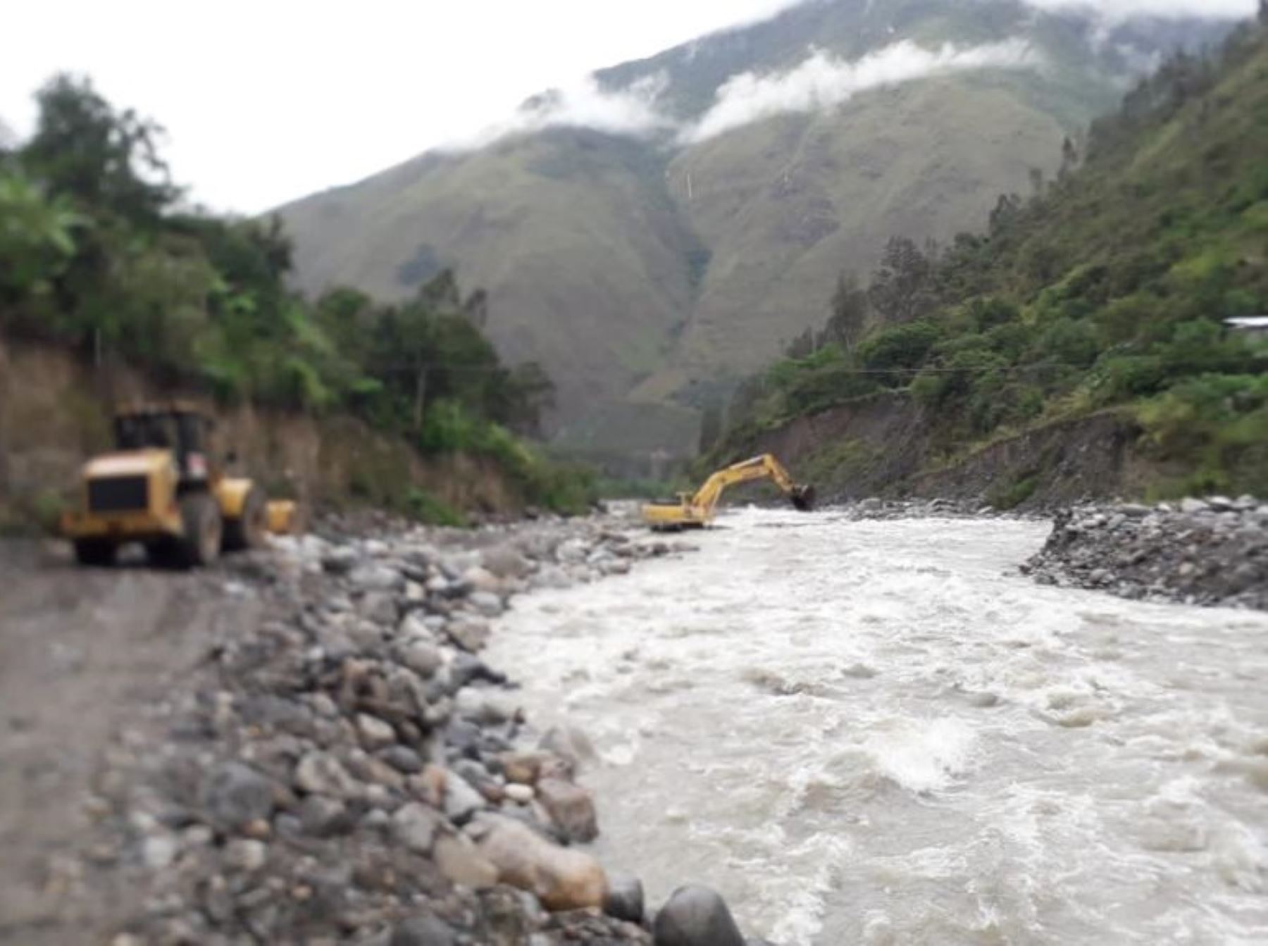 Culminan descolmatación de ríos en Cusco y Puno para evitar daños por posibles desbordes.