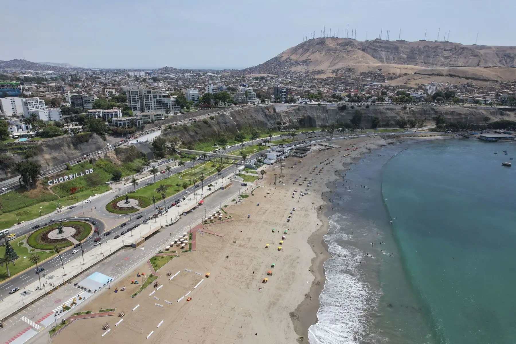 La municipalidad de Chorrillos implementó en la playa Agua Dulce 200 espacios divididos con estacas y sogas para mantener el distanciamiento social de los bañistas y evitar contagios por covid-19. En el marco del plan "Chorrillos te cuida" que se puso en marcha a fin de sensibilizar a la población con miras a la temporada del verano 2022. Foto: ANDINA/Jhonel Rodríguez