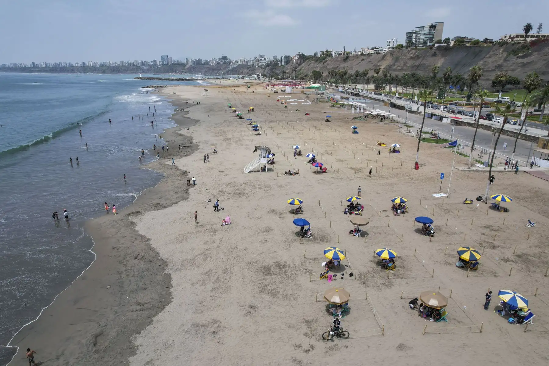 La municipalidad de Chorrillos implementó en la playa Agua Dulce 200 espacios divididos con estacas y sogas para mantener el distanciamiento social de los bañistas y evitar contagios por covid-19. En el marco del plan "Chorrillos te cuida" que se puso en marcha a fin de sensibilizar a la población con miras a la temporada del verano 2022. Foto: ANDINA/Jhonel Rodríguez