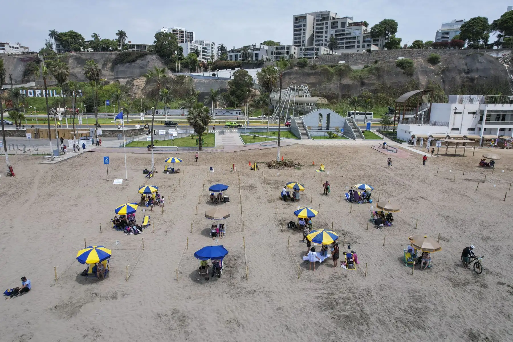 La municipalidad de Chorrillos implementó en la playa Agua Dulce 200 espacios divididos con estacas y sogas para mantener el distanciamiento social de los bañistas y evitar contagios por covid-19. En el marco del plan "Chorrillos te cuida" que se puso en marcha a fin de sensibilizar a la población con miras a la temporada del verano 2022. Foto: ANDINA/Jhonel Rodríguez