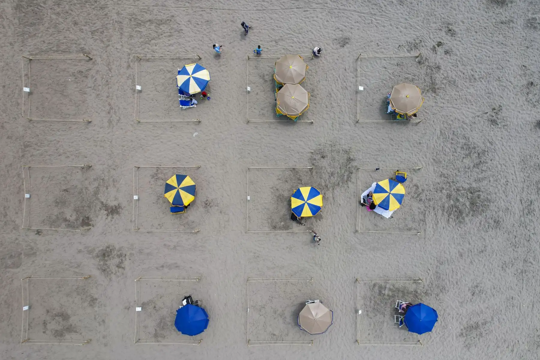 La municipalidad de Chorrillos implementó en la playa Agua Dulce 200 espacios divididos con estacas y sogas para mantener el distanciamiento social de los bañistas y evitar contagios por Covid-19. En el marco del plan "Chorrillos te cuida" que se puso en marcha a fin de sensibilizar a la población con miras a la temporada del verano 2022. Foto: ANDINA/Jhonel Rodríguez