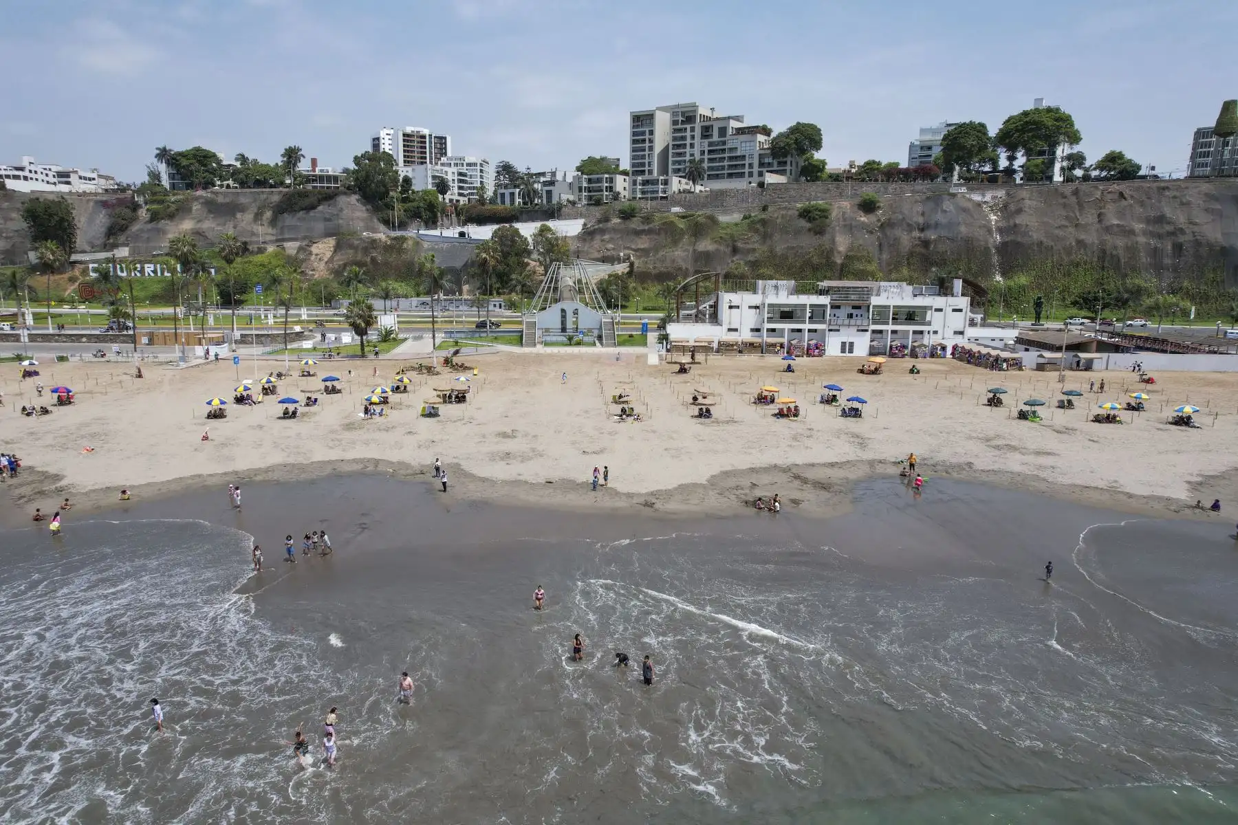 La municipalidad de Chorrillos implementó en la playa Agua Dulce 200 espacios divididos con estacas y sogas para mantener el distanciamiento social de los bañistas y evitar contagios por covid-19. En el marco del plan "Chorrillos te cuida" que se puso en marcha a fin de sensibilizar a la población con miras a la temporada del verano 2022. Foto: ANDINA/Jhonel Rodríguez