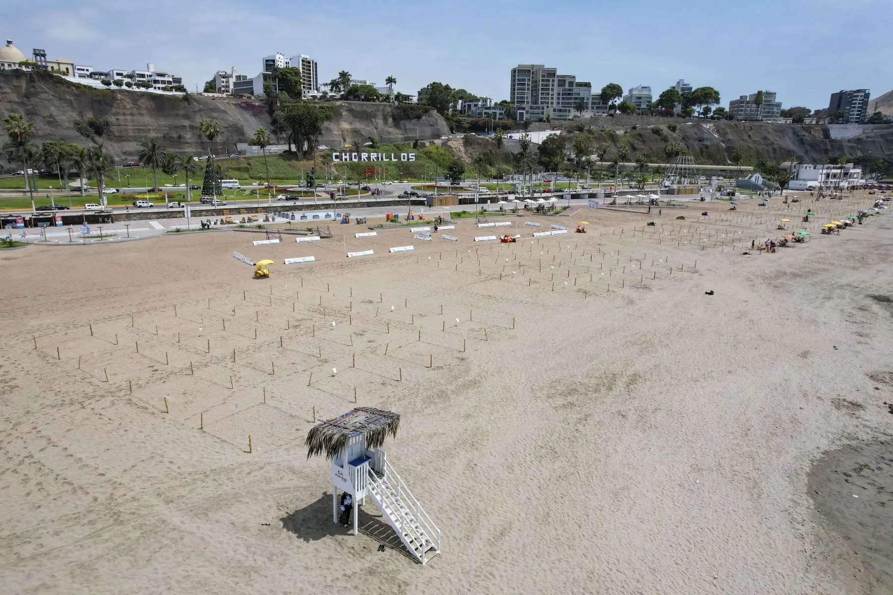 La municipalidad de Chorrillos implementó en la playa Agua Dulce 200 espacios divididos con estacas y sogas para mantener el distanciamiento social de los bañistas y evitar contagios por covid-19. En el marco del plan "Chorrillos te cuida" que se puso en marcha a fin de sensibilizar a la población con miras a la temporada del verano 2022. Foto: ANDINA/Jhonel Rodríguez